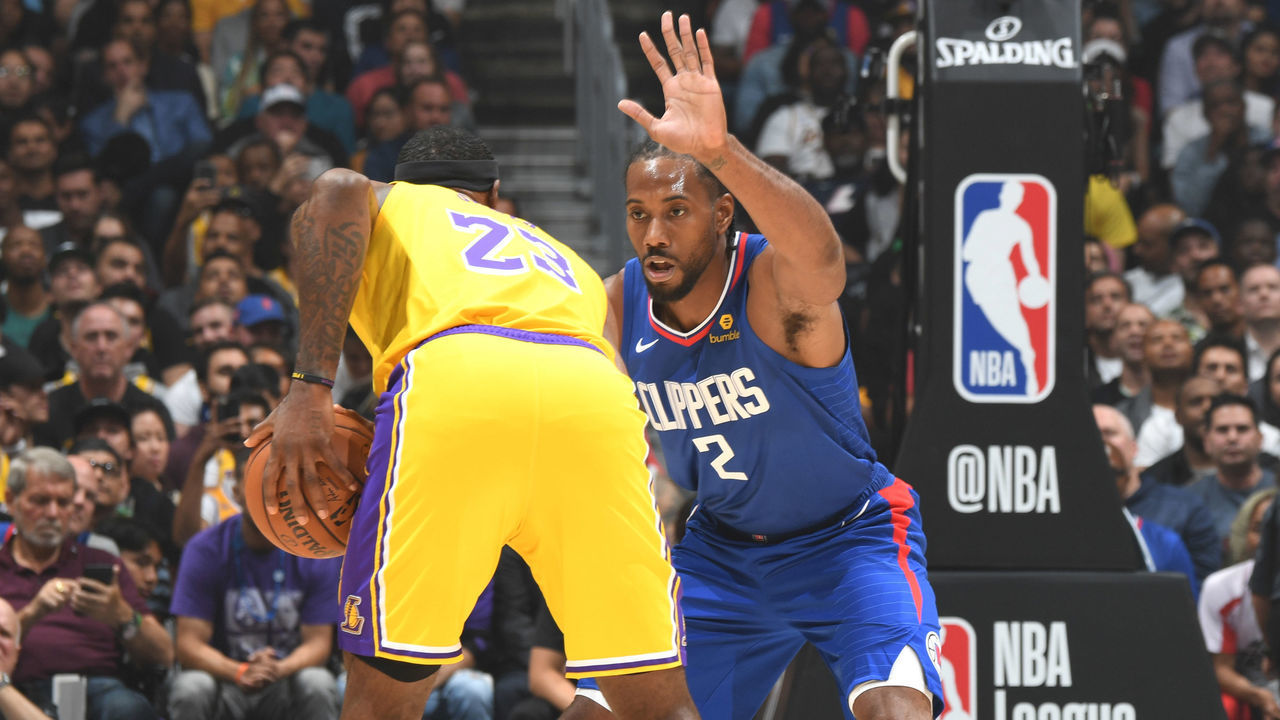 LOS ANGELES, CA - OCTOBER 22: Kawhi Leonard #2 of the LA Clippers plays defense against LeBron James #23 of the Los Angeles Lakers on October 22, 2019 at STAPLES Center in Los Angeles, California. NOTE TO USER: User expressly acknowledges and agrees that, by downloading and/or using this Photograph, user is consenting to the terms and conditions of the Getty Images License Agreement. Mandatory Copyright Notice: Copyright 2019 NBAE