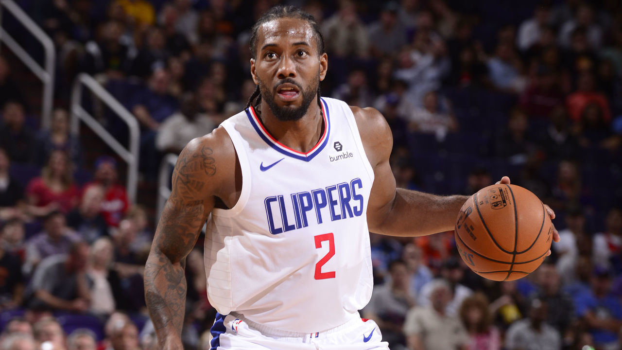 PHOENIX, AZ - OCTOBER 26: Kawhi Leonard #2 of the LA Clippers handles the ball against the Phoenix Suns on October 26, 2019 at Talking Stick Resort Arena in Phoenix, Arizona. Mandatory Copyright Notice: Copyright 2019 NBAE