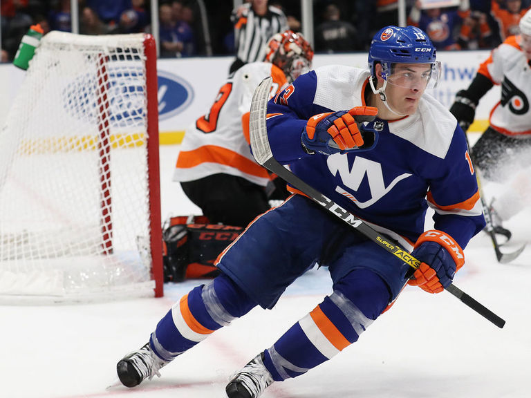 Barzal Leads Islanders Over Flyers For 7th Straight Win | TheScore.com