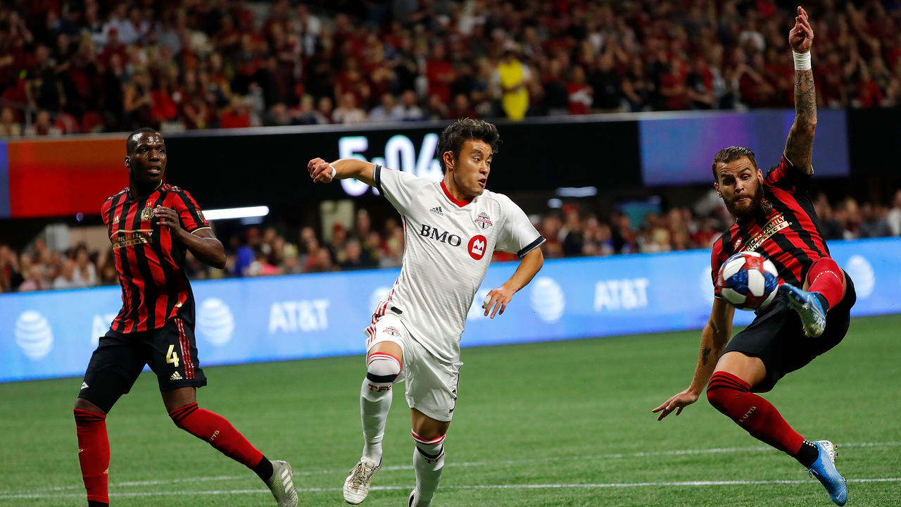 ATLANTA, GEORGIA - OCTOBER 30: Leandro Gonzalez Pirez #5 of Atlanta United attempts to clear a pass intended for Tsubasa Endoh #31 of Toronto FC in the first half during the Eastern Conference Finals between Atlanta United and Toronto FC at Mercedes-Benz Stadium on October 30, 2019 in Atlanta, Georgia.