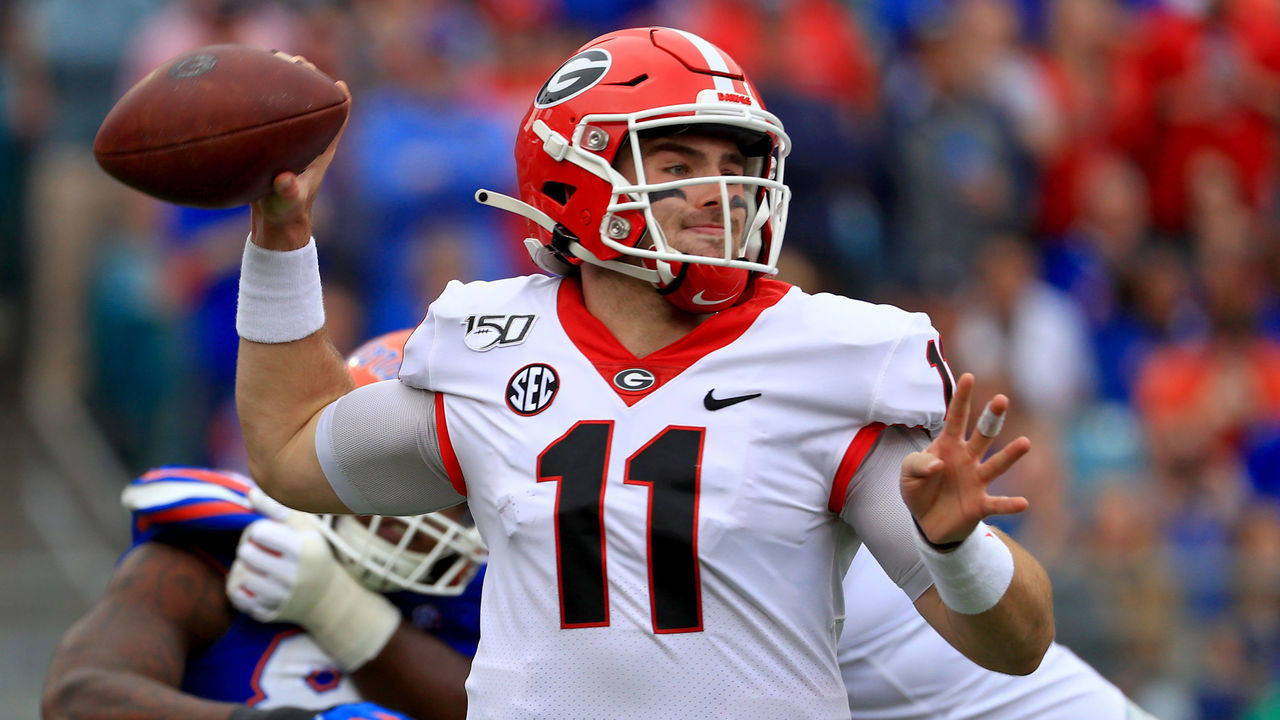 JACKSONVILLE, FLORIDA - NOVEMBER 02: Jake Fromm #11 of the Georgia Bulldogs passes during a game against the Georgia Bulldogs on November 02, 2019 in Jacksonville, Florida.