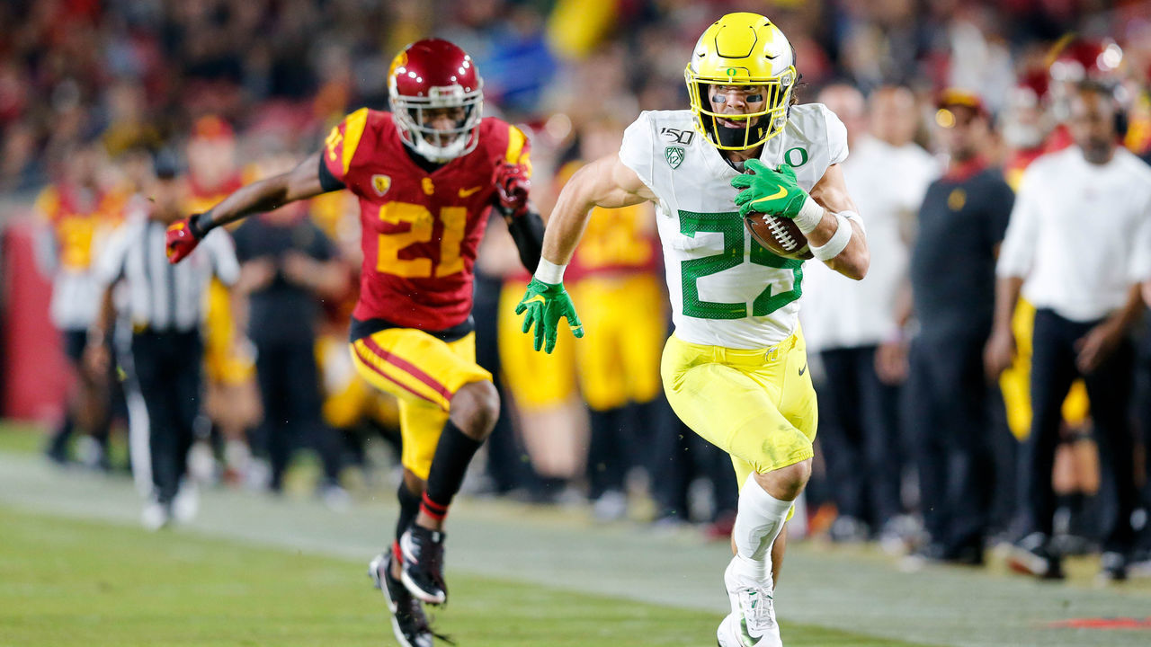 LOS ANGELES, CA - NOVEMBER 02: Oregon Ducks safety Brady Breeze (25) intercepts the ball and scores a touchdown during a college football game between the Oregon Ducks and The USC Trojans on November 02, 2019, at the Los Angeles Memorial Coliseum in Los Angeles, CA.