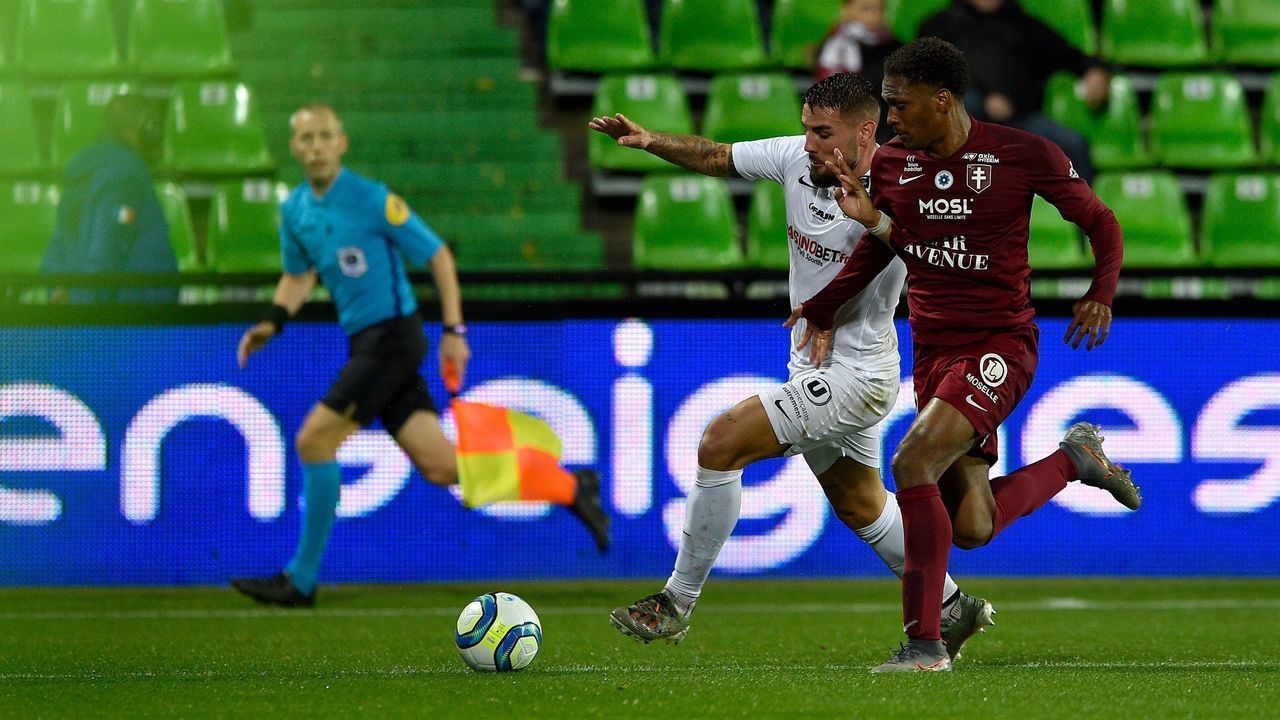 Metz's French defender Manuel Cabit (R) fights for the ball with Montpellier's Algerian forward Andy Delort during the French L1 football match between FC Metz and Montpellier Herault SC at the Saint-Symphorien stadium in Metz, on November 2, 2019.