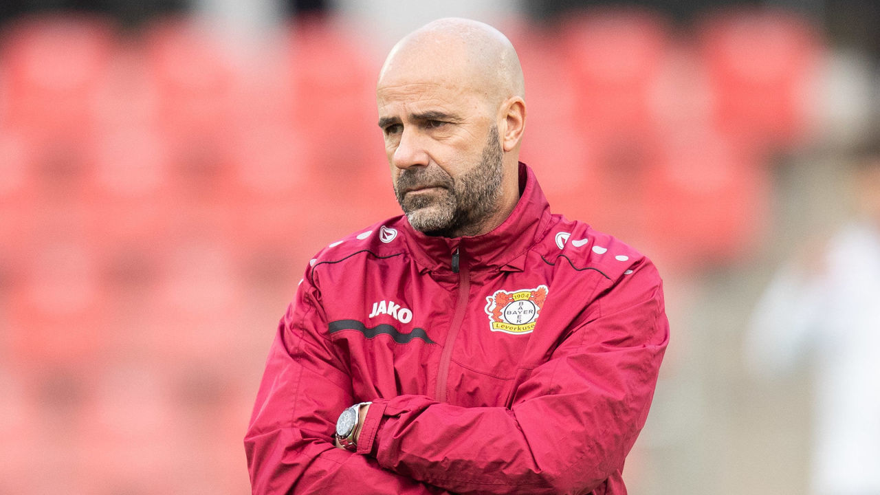 05 November 2019, North Rhine-Westphalia, Leverkusen: Leverkusen's coach Peter Bosz is present at the training of his team. Bayer Leverkusen will face Atlético Madrid in Group D. Photo: Marcel Kusch/dpa