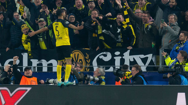 DORTMUND, GERMANY - NOVEMBER 05: Achraf Hakimi of Borussia Dortmund celebrates after scoring his team's third goal during the UEFA Champions League group F match between Borussia Dortmund and Inter at Signal Iduna Park on November 5, 2019 in Dortmund, Germany.