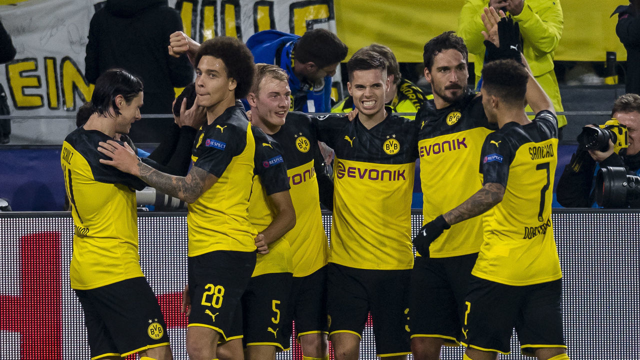 DORTMUND, GERMANY - NOVEMBER 05: Achraf Hakimi of Borussia Dortmund celebrates scoring the winning goal to the 3:2 during the Group F - UEFA Champions League match between Borussia Dortmund and Inter at the Signal Iduna Park on November 05, 2019 in Dortmund, Germany.