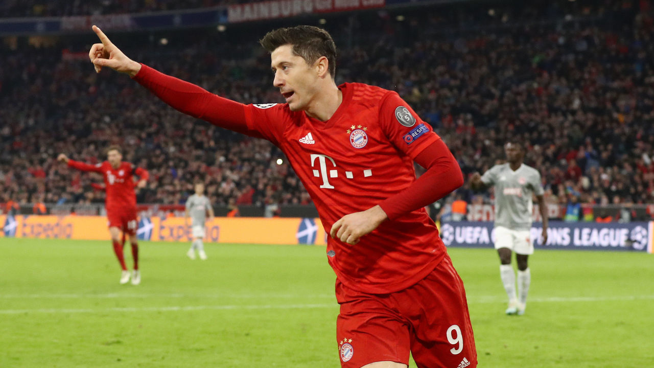 MUNICH, GERMANY - NOVEMBER 06: Robert Lewandowski of FC Bayern Munich celebrates after scoring his team's first goal during the UEFA Champions League group B match between Bayern Muenchen and Olympiacos FC at Allianz Arena on November 06, 2019 in Munich, Germany.