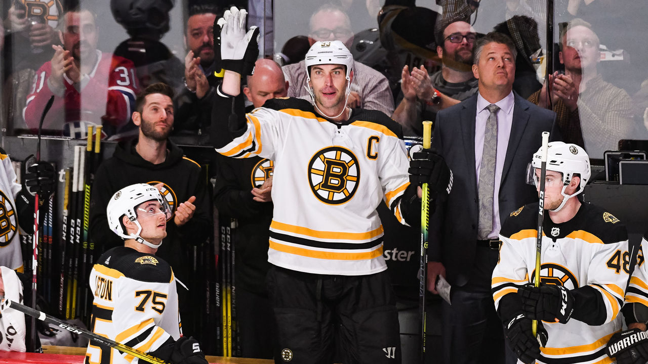 MONTREAL, QC - NOVEMBER 05: Boston Bruins defenceman Zdeno Chara (33) salutes the crowd applauding him for his 1500th game in the NHL during the Boston Bruins versus the Montreal Canadiens game on November 05, 2019, at Bell Centre in Montreal, QC