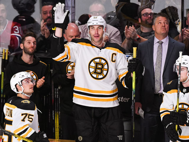 MONTREAL, QC - NOVEMBER 05: Boston Bruins defenceman Zdeno Chara (33) salutes the crowd applauding him for his 1500th game in the NHL during the Boston Bruins versus the Montreal Canadiens game on November 05, 2019, at Bell Centre in Montreal, QC