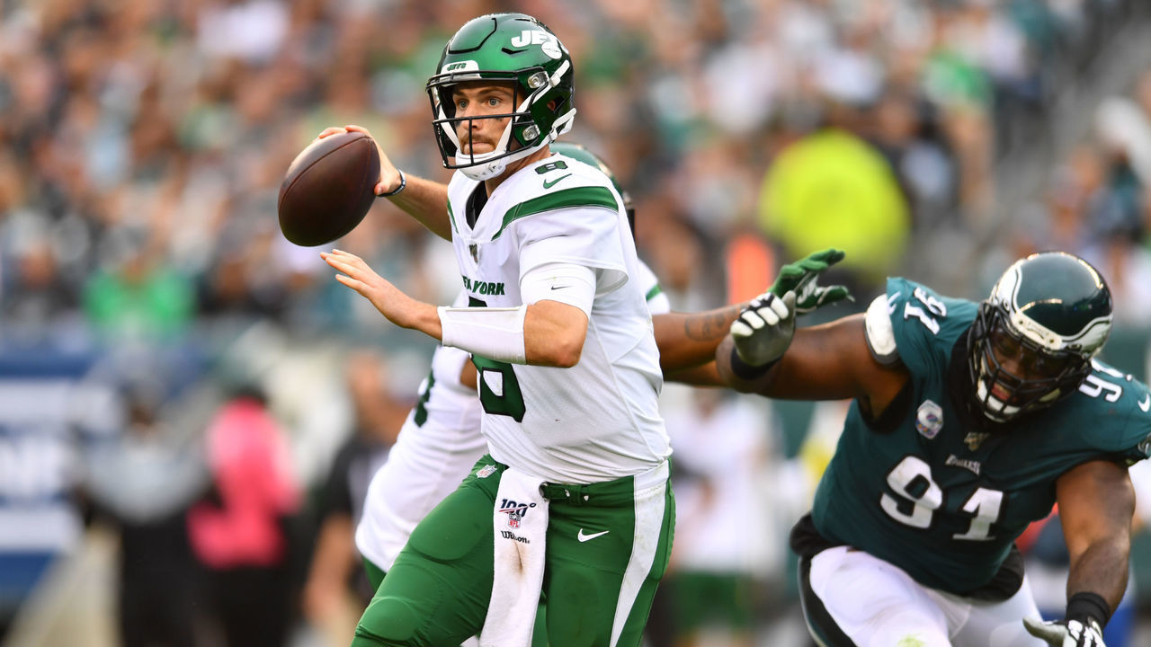 PHILADELPHIA, PA - OCTOBER 06: New York Jets Quarterback Luke Falk (8) looks to pass under pressure in the second half during the game between the New York Jets and Philadelphia Eagles on October 06, 2019 at Lincoln Financial Field in Philadelphia, PA.