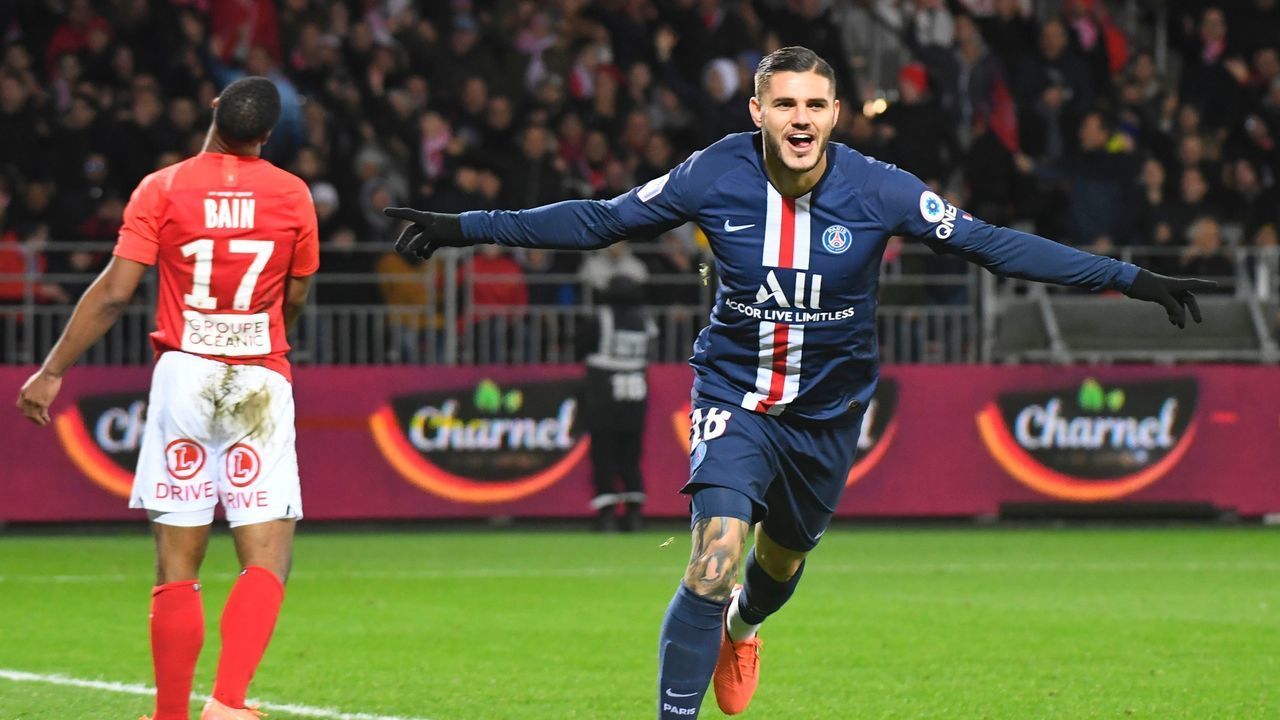 Paris Saint-Germain's Argentine forward Mauro Icardi (R) celebrates after scoring a goal during the French L1 football match between Stade Brestois 29 and Paris Saint-Germain in Brest, western France, on November 9, 2019.