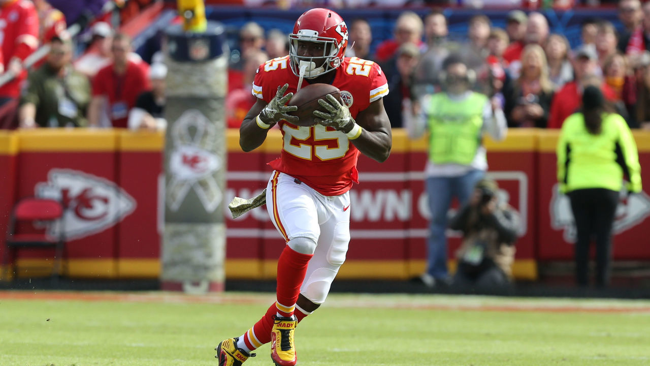 KANSAS CITY, MO - NOVEMBER 03: Kansas City Chiefs running back LeSean McCoy (25) catches a pass in the first quarter of an NFL game between the Minnesota Vikings and Kansas City Chiefs on November 3, 2019 at Arrowhead Stadium in Kansas City, MO.