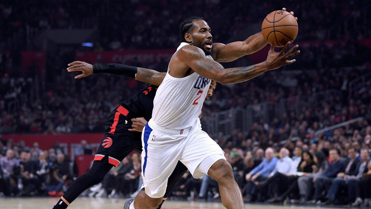 LOS ANGELES, CALIFORNIA - NOVEMBER 11: Kawhi Leonard #2 of the LA Clippers drives to the basket past Rondae Hollis-Jefferson #4 of the Toronto Raptors during the first half at Staples Center on November 11, 2019 in Los Angeles, California. NOTE TO USER: User expressly acknowledges and agrees that, by downloading and/or using this photograph, user is consenting to the terms and conditions of the Getty Images License Agreement.