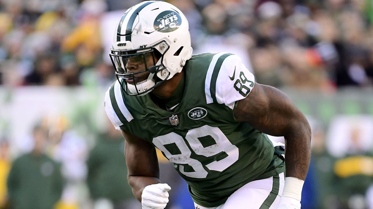 EAST RUTHERFORD, NEW JERSEY - DECEMBER 23: Chris Herndon #89 of the New York Jets runs a route against the Green Bay Packers at MetLife Stadium on December 23, 2018 in East Rutherford, New Jersey.