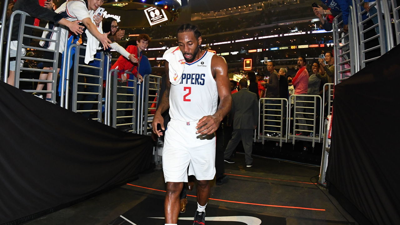 LOS ANGELES, CA - NOVEMBER 11: Kawhi Leonard #2 of the LA Clippers walks off the court against the Toronto Raptors on November 11, 2019 at STAPLES Center in Los Angeles, California. NOTE TO USER: User expressly acknowledges and agrees that, by downloading and/or using this Photograph, user is consenting to the terms and conditions of the Getty Images License Agreement. Mandatory Copyright Notice: Copyright 2019 NBAE