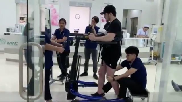 Former Humboldt player Ryan Straschnitzki takes 1st steps since crash