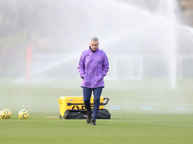 Look Mourinho Oversees 1st Spurs Training Session Thescore Com