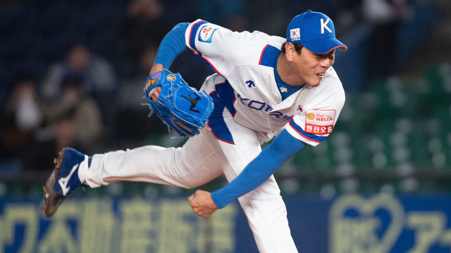 CHIBA, JAPAN - NOVEMBER 12: Kwanghyun Kim #29 of Team South Korea pitch during the WBSC Premier 12 Super Round game between South Korea and Chinese Taipei at the Zozo Marine Stadium on November 12, 2019 in Chiba, Japan.