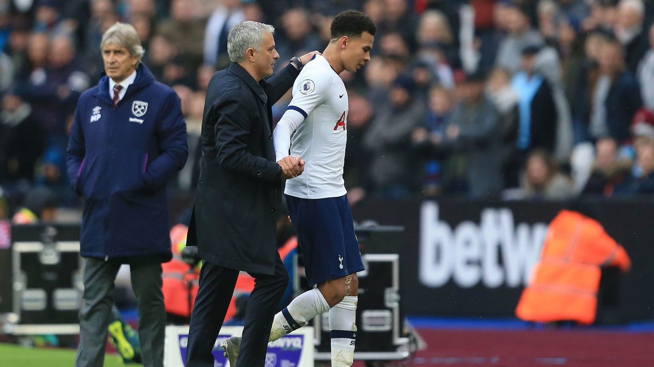 LONDON, ENGLAND - NOVEMBER 23: Jose Mourinho, Manager of Tottenham Hotspur embraces Dele Alli of Tottenham Hotspur during the Premier League match between West Ham United and Tottenham Hotspur at London Stadium on November 23, 2019 in London, United Kingdom.