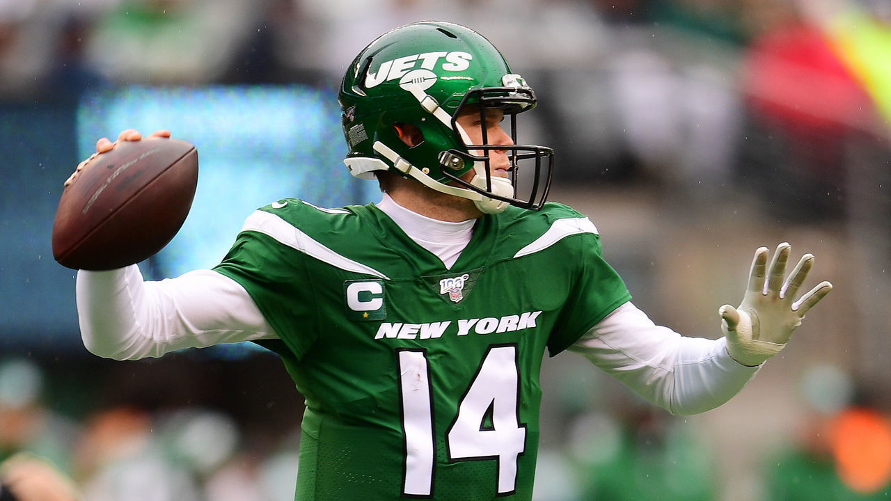 EAST RUTHERFORD, NEW JERSEY - NOVEMBER 24: Sam Darnold #14 of the New York Jets passes in the first quarter of their game against the Oakland Raiders at MetLife Stadium on November 24, 2019 in East Rutherford, New Jersey.