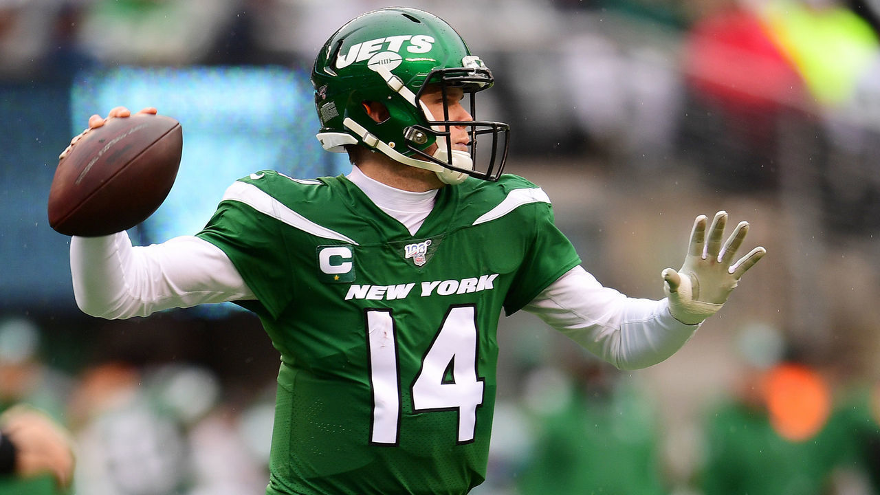 EAST RUTHERFORD, NEW JERSEY - NOVEMBER 24: Sam Darnold #14 of the New York Jets passes in the first quarter of their game against the Oakland Raiders at MetLife Stadium on November 24, 2019 in East Rutherford, New Jersey.