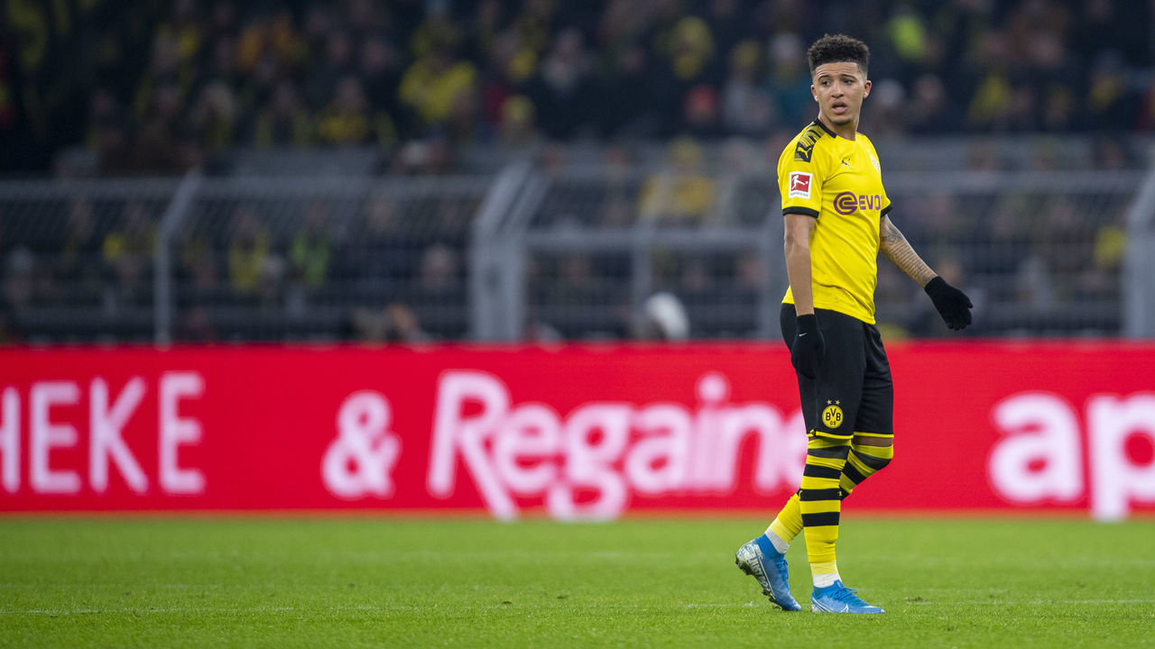 22 November 2019, North Rhine-Westphalia, Dortmund: Soccer: Bundesliga, Borussia Dortmund - SC Paderborn 07, 12th matchday at Signal-Iduna-Park in Dortmund. Dortmund's Jadon Sancho looks back disappointed. Photo: David Inderlied/dpa - IMPORTANT NOTE: In accordance with the requirements of the DFL Deutsche Fußball Liga or the DFB Deutscher Fußball-Bund, it is prohibited to use or have used photographs taken in the stadium and/or the match in the form of sequence images and/or video-like photo sequences.