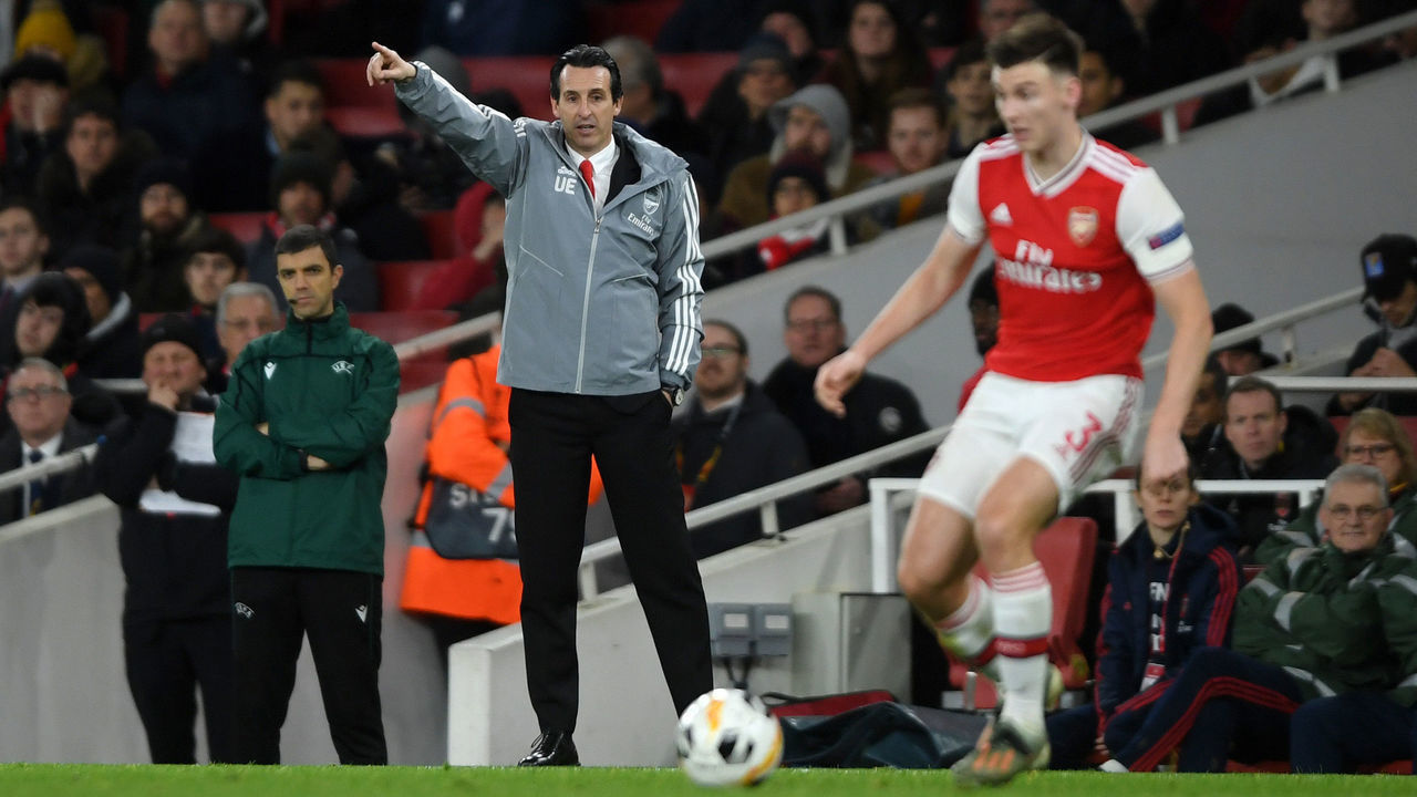 LONDON, ENGLAND - NOVEMBER 28: Unai Emery, Manager of Arsenal gives instructions to Kieran Tierney of Arsenal during the UEFA Europa League group F match between Arsenal FC and Eintracht Frankfurt at Emirates Stadium on November 28, 2019 in London, United Kingdom.