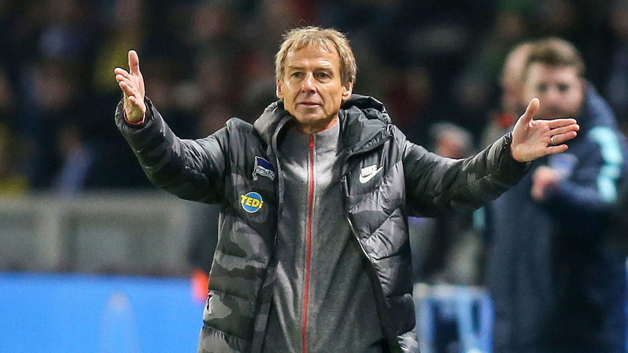 30 November 2019, Berlin: Soccer: Bundesliga, Hertha BSC - Borussia Dortmund, 13th matchday, Olympic Stadium. Berlin's head coach Jürgen Klinsmann is standing on the sidelines with his arms spread out. Photo: Andreas Gora/dpa - IMPORTANT NOTE: In accordance with the requirements of the DFL Deutsche Fußball Liga or the DFB Deutscher Fußball-Bund, it is prohibited to use or have used photographs taken in the stadium and/or the match in the form of sequence images and/or video-like photo sequences.
