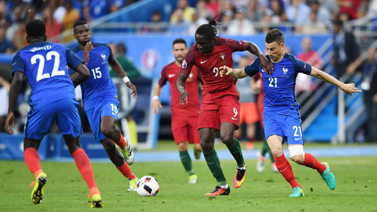(GERMANY OUT) FUSSBALL EURO 2016 FINALE IN PARIS Portugal 1-0 Frankreich Eder (Mitte, Portugal) gegen Laurent Koscielny (re, Frankreich) auf dem Weg zum entscheidenden Tor zum 1-0 beobachtet von Paul Pogba (2.v.li, Frankreich) und Samuel Umtiti (li, Frankreich)