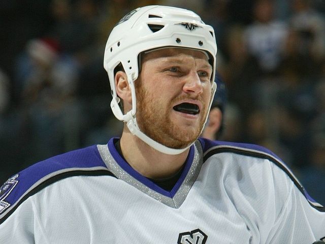 NASHVILLE, TN - DECEMBER 23: Sean Avery #19 of the Los Angeles Kings skates against the Nashville Predators at Gaylord Entertainment Center on December 23, 2006 in Nashville, Tennessee.