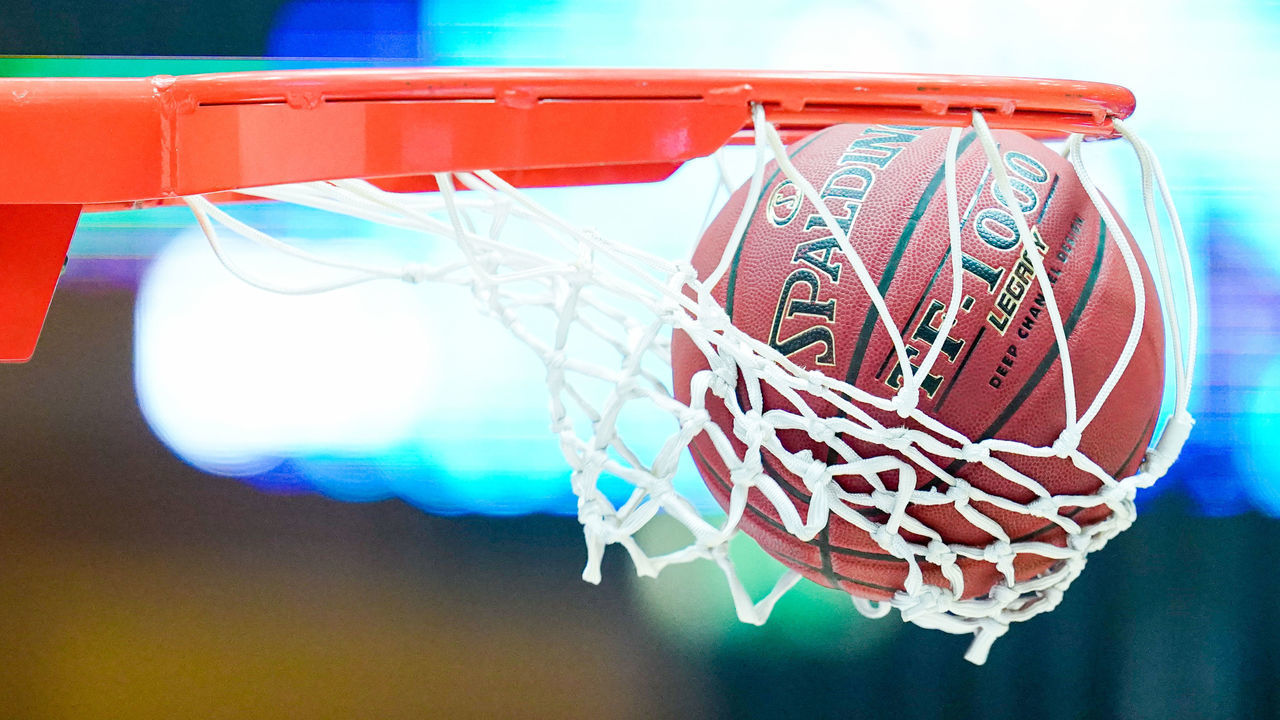 19 October 2019, Baden-Wuerttemberg, Ilshofen: Basketball: Bundesliga, Hakro Merlins Crailsheim - BG Göttingen, main round, 4th matchday, in the Arena Hohenlohe. A ball is thrown into the basket. Photo: Uwe Anspach/dpa