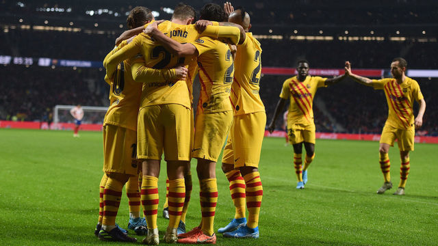 MADRID, SPAIN - DECEMBER 01: Frenkie de Jong and team mates congratulate Lionel Messi of FC Barcelona (obscured) after scoring his team's first goal with during the Liga match between Club Atletico de Madrid and FC Barcelona at Wanda Metropolitano on December 01, 2019 in Madrid, Spain.