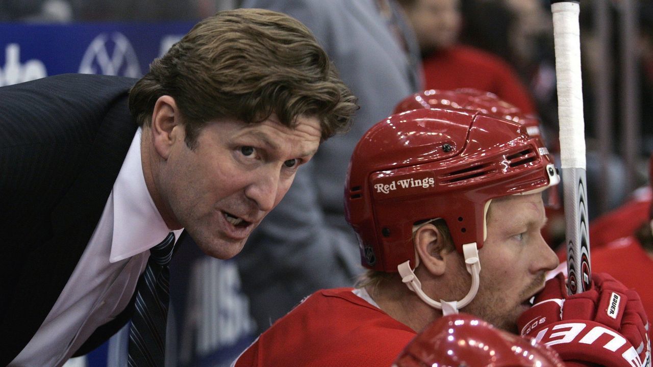 DETROIT - JANUARY 26: Head coach Mike Babcock of the Detroit Red Wings talks to Johan Franzen #39 on the bench during a game against the Vancouver Canucks at Joe Louis Arena on January 26, 2006 in Detroit, Michigan. The Red Wings won the game 2-1.