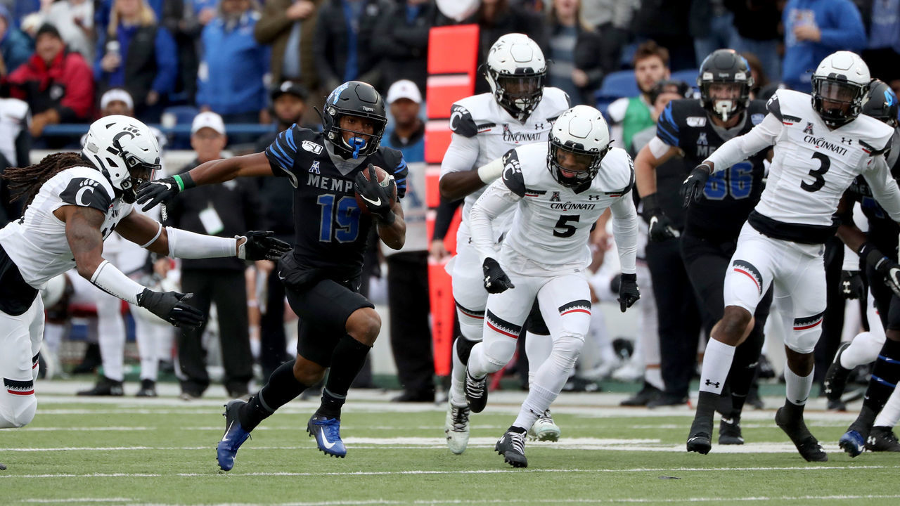 MEMPHIS, TN - NOVEMBER 29: Kenneth Gainwell #19 of the Memphis Tigers runs with the ball against the Cincinnati Bearcats on November 29, 2019 at Liberty Bowl Memorial Stadium in Memphis, Tennessee.
