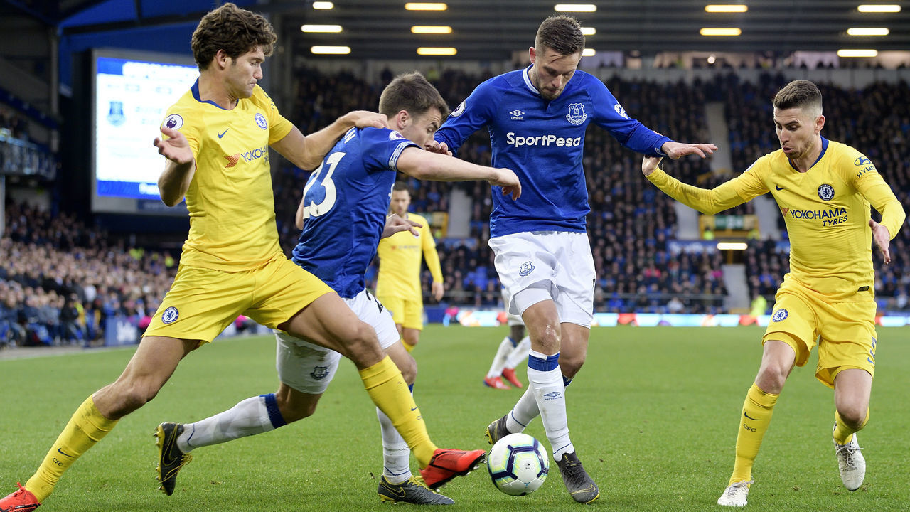 LIVERPOOL, ENGLAND - MARCH 17: Seamus Coleman (CL Gylfi Sigurdsson (CR) of Everton battle for the ball with Marcos Alonso (L) and Jorginho during the Premier League match between Everton and Chelsea at Goodison Park on March 17, 2019 in Liverpool, England.