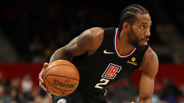 WASHINGTON, DC - DECEMBER 08: Kawhi Leonard #2 of the Los Angeles Clippers dribbles the ball against the Washington Wizards during the first half at Capital One Arena on December 8, 2019 in Washington, DC.