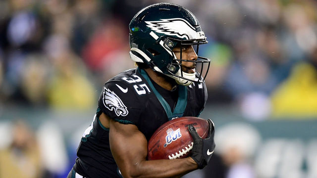 PHILADELPHIA, PENNSYLVANIA - DECEMBER 09: Running back Boston Scott #35 of the Philadelphia Eagles carries the ball against the defense of the New York Giants at Lincoln Financial Field on December 09, 2019 in Philadelphia, Pennsylvania.