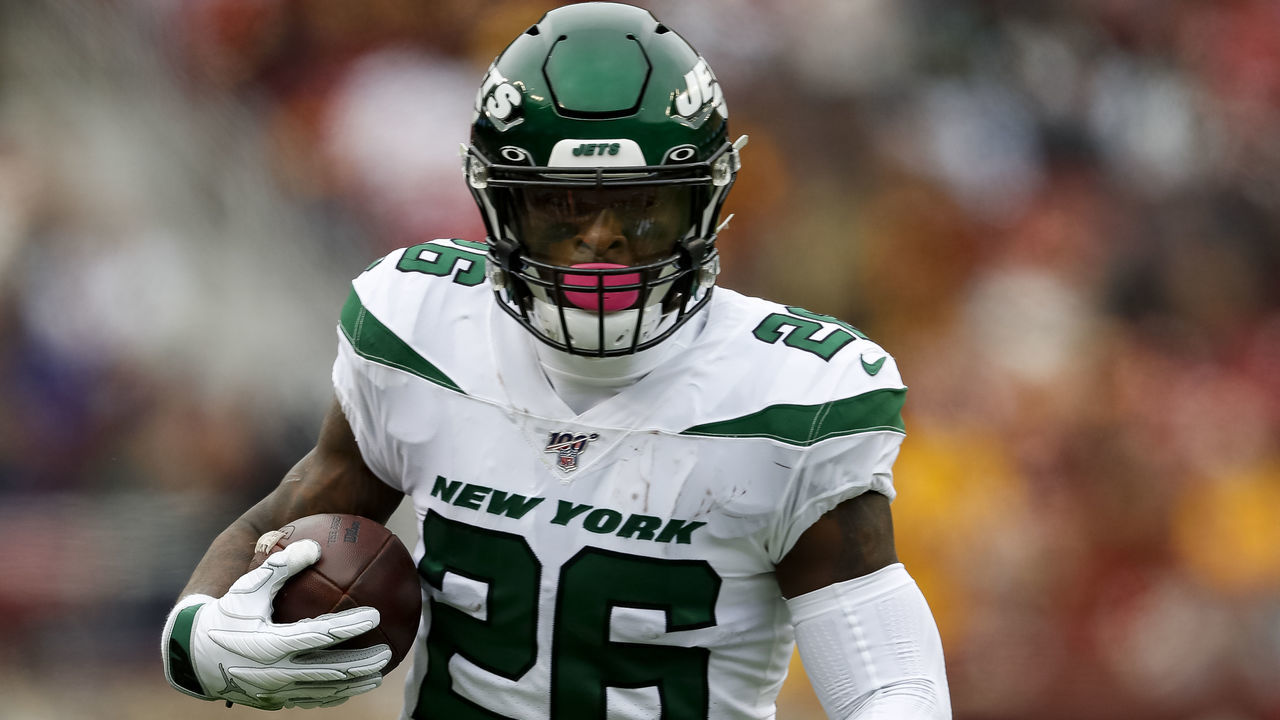 LANDOVER, MD - NOVEMBER 17: Le'Veon Bell #26 of the New York Jets carries the ball against the Washington Redskins during the first half at FedExField on November 17, 2019 in Landover, Maryland.
