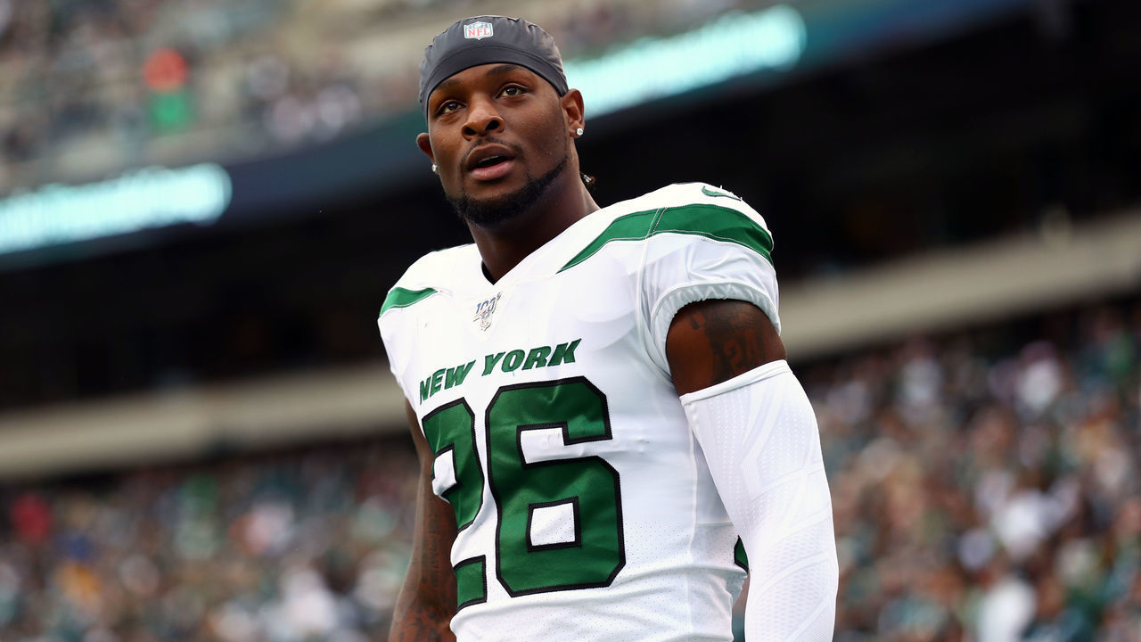 PHILADELPHIA, PA - OCTOBER 06: New York Jets Running Back Le'Veon Bell (26) reacts to the crowd before the game between the New York Jets and Philadelphia Eagles on October 06, 2019 at Lincoln Financial Field in Philadelphia, PA.