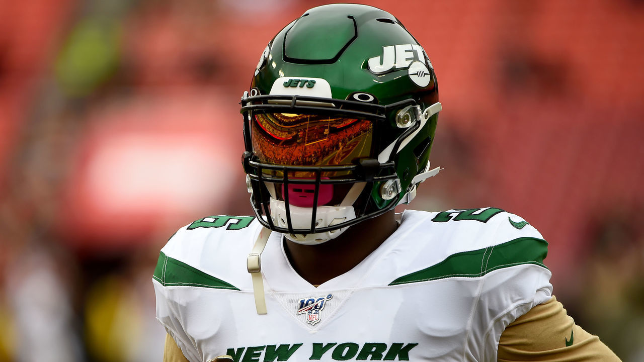 LANDOVER, MD - NOVEMBER 17: Le'Veon Bell #26 of the New York Jets warms up prior to the game against the Washington Redskins at FedExField on November 17, 2019 in Landover, Maryland.