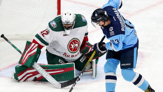 NOVOSIBIRSK, RUSSIA - NOVEMBER 20, 2019: Ak Bars Kazan's goaltender Timur Bilyalov (L) and Sibir Novosibirsk Region's Mikael Ruohomaa in action in the 2019/20 KHL Regular Season ice hockey match between Sibir Novosibirsk Region and Ak Bars Kazan at Sibir Stadium. Kirill Kukhmar/TASS