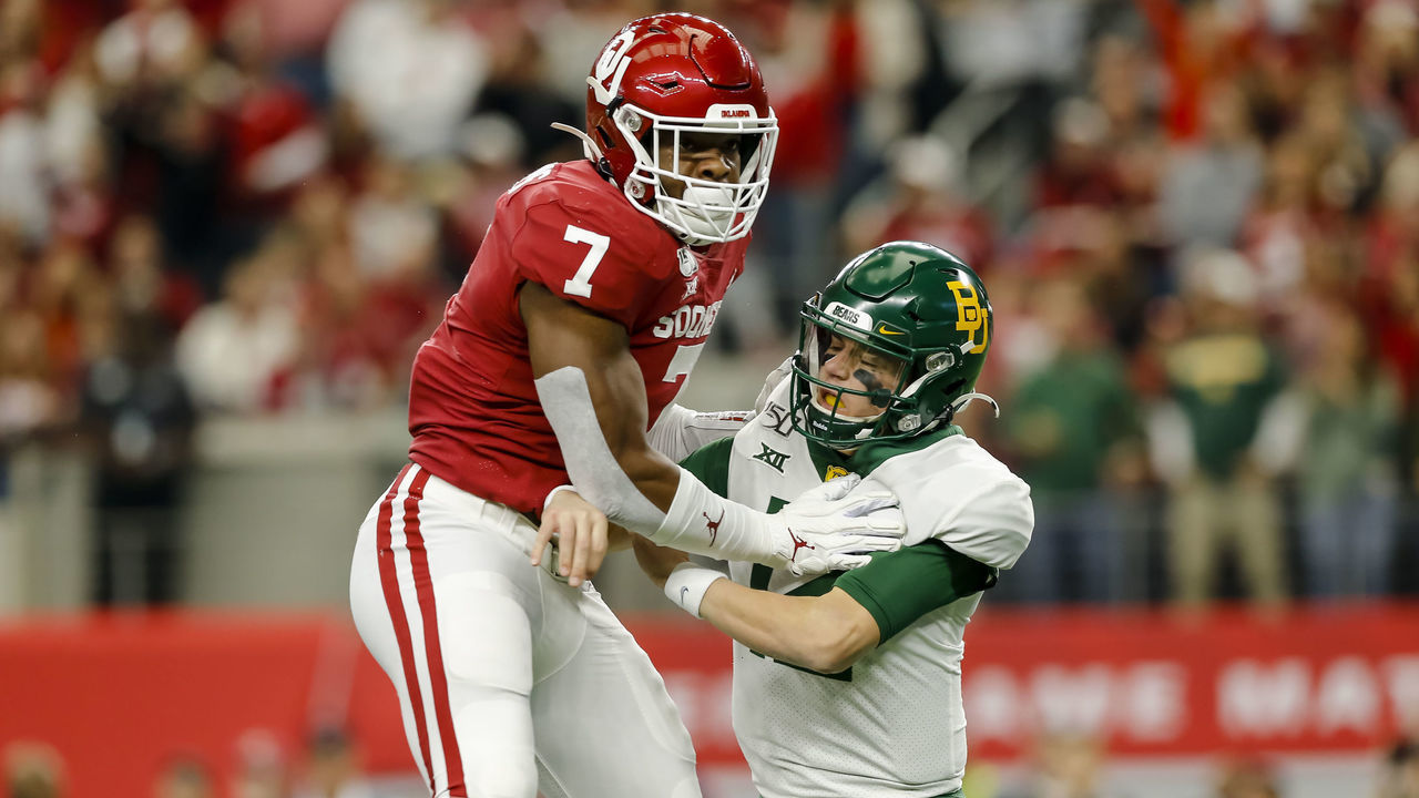 ARLINGTON, TX - DECEMBER 07: Baylor Bears quarterback Charlie Brewer (12) gets pressured by Oklahoma Sooners defensive lineman Ronnie Perkins (7) during the game between the Baylor Bears and the Oklahoma Sooners on December 07, 2019 at AT&T Stadium in Arlington, Texas.