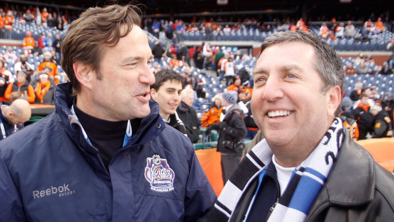 A couple of Boston sports legends dropped the puck at the #WinterClassic.  