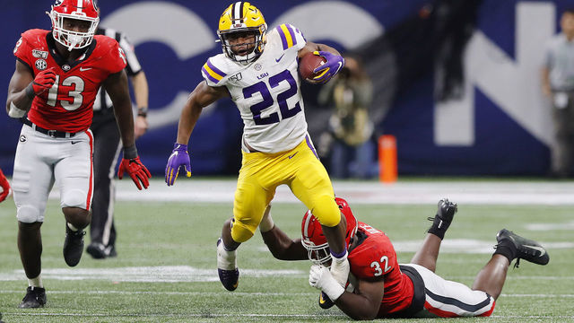 ATLANTA, GEORGIA - DECEMBER 07: Clyde Edwards-Helaire #22 of the LSU Tigers runs with the ball in the second half against the Georgia Bulldogs during the SEC Championship game at Mercedes-Benz Stadium on December 07, 2019 in Atlanta, Georgia.