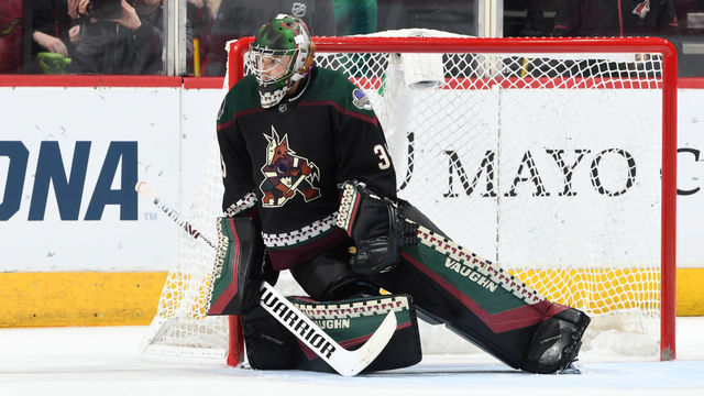 GLENDALE, ARIZONA - DECEMBER 12: Darcy Kuemper #35 of the Arizona Coyotes gets ready to make a save against the Chicago Blackhawks at Gila River Arena on December 12, 2019 in Glendale, Arizona.