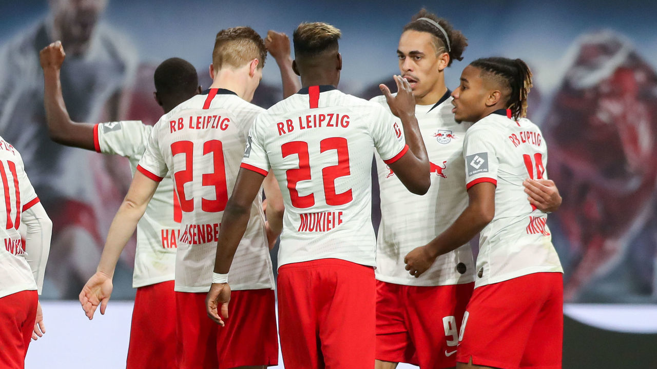 21 December 2019, Saxony, Leipzig: Football: Bundesliga, 17th matchday, RB Leipzig - FC Augsburg in the Red Bull Arena. Leipzig's players around Yussuf Poulsen (2nd from right) cheer after his goal for 3:1. Photo: Jan Woitas/dpa-Zentralbild/dpa - IMPORTANT NOTE: In accordance with the regulations of the DFL Deutsche Fußball Liga and the DFB Deutscher Fußball-Bund, it is prohibited to exploit or have exploited in the stadium and/or from the game taken photographs in the form of sequence images and/or video-like photo series.