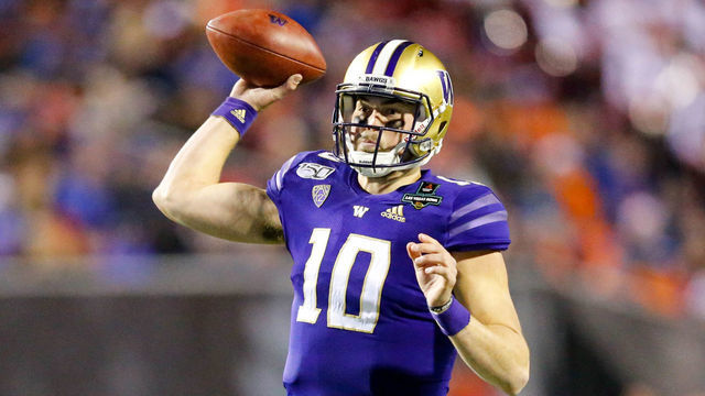 LAS VEGAS, NV - DECEMBER 21: Washington Huskies quarterback Jacob Eason (10) looks to throw the ball during the Mitsubishi Motors Las Vegas Bowl between the Boise State Broncos and the Washington State Huskies on December 21, 2019, at Sam Boyd Stadium in Las Vegas, Nevada.