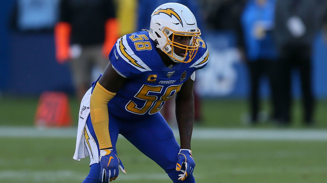 LOS ANGELES, CA - DECEMBER 15: Los Angeles Chargers outside linebacker Thomas Davis (58) during the Minnesota Vikings versus Los Angeles Chargers game on December 15, 2019, at Dignity Health Sports Park in Carson, CA.