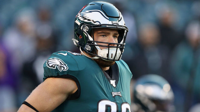 PHILADELPHIA, PENNSYLVANIA - DECEMBER 22: Zach Ertz #86 of the Philadelphia Eagles looks on before the game against the Dallas Cowboys at Lincoln Financial Field on December 22, 2019 in Philadelphia, Pennsylvania.