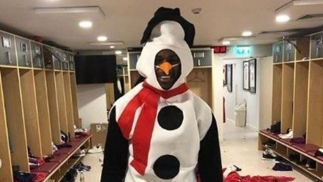 Weird Week in Footy: Bee stings, engagement rings, and a costly Frosty